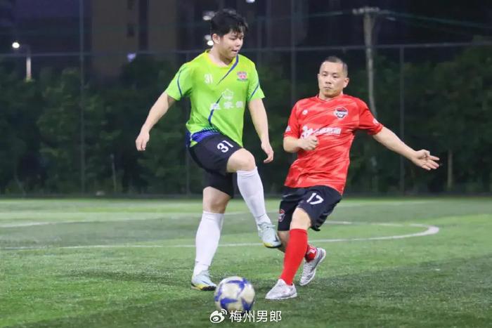 包含一场公益赛在本周末举行,联合球星为慈善事业献爱心的词条 包含一场公益赛在本周末举行,联合球星为慈善事业献爱心的词条