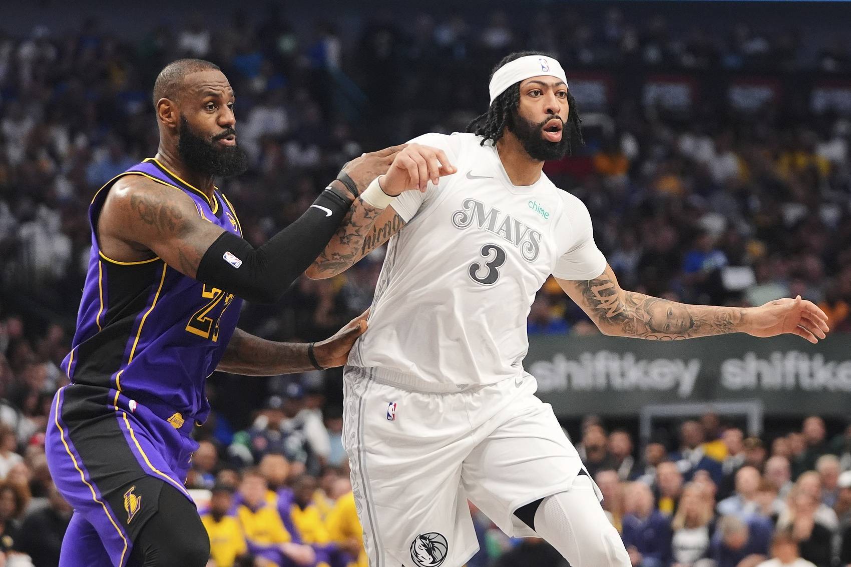 精彩比赛中球员拼尽全力,为胜利而战 精彩比赛中球员拼尽全力,为胜利而战