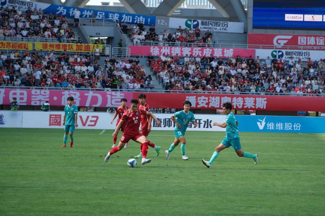 精彩比赛中球员拼尽全力,为胜利而战 精彩比赛中球员拼尽全力,为胜利而战