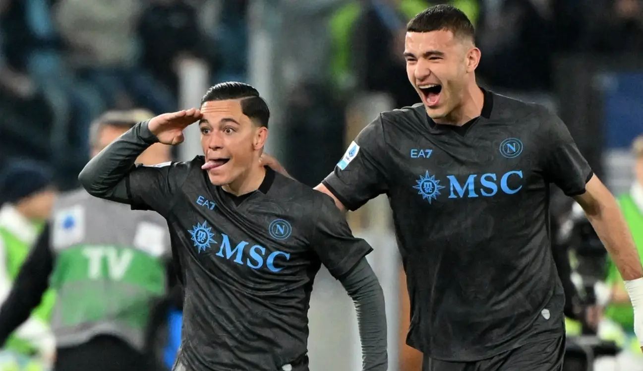 包含那不勒斯备战一场重要比赛，球员士气高涨的词条