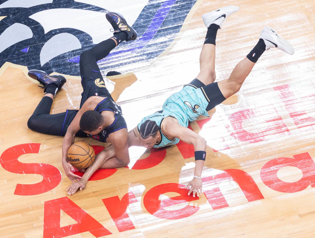 猛龙轻松战胜黄蜂,伦纳德砍下25分 猛龙轻松战胜黄蜂,伦纳德砍下25分